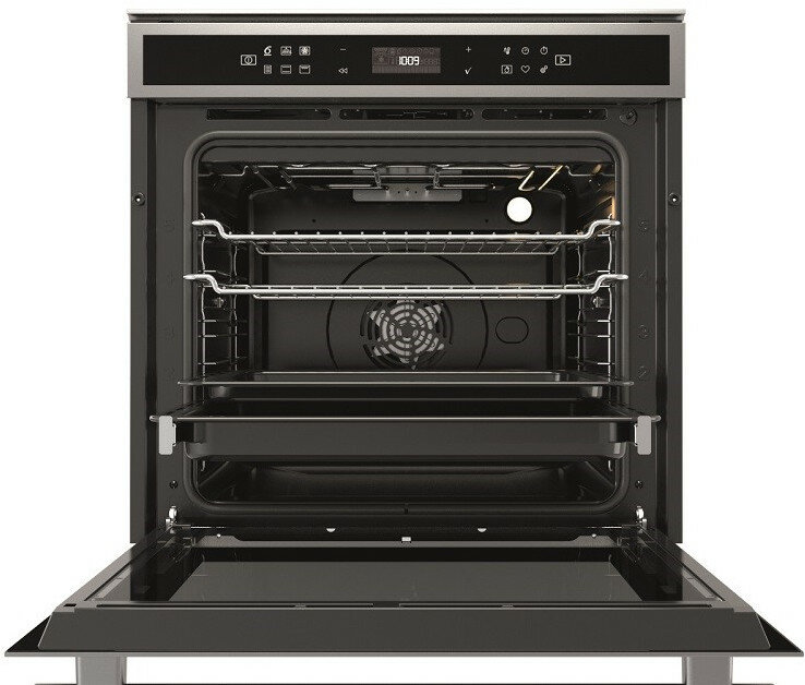 Wnętrze otwartego piekarnika. Ma dwa ruszty, wentylator i czarną blachę do pieczenia.