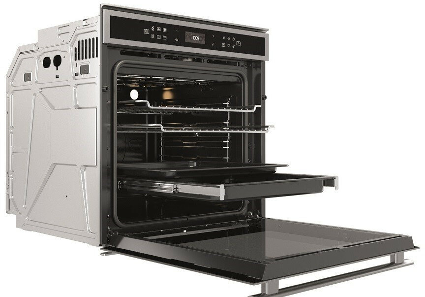 Otwarty piekarnik do zabudowy z dwoma tacami i szklanymi drzwiami. Srebrny wygląd i czarne wnętrze.