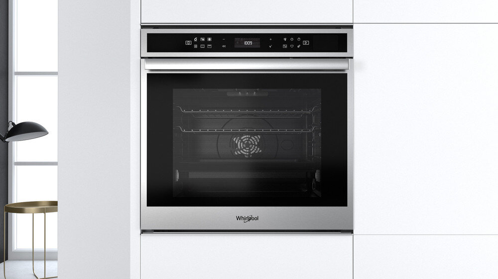 Wbudowany piekarnik Whirlpool z otwartymi drzwiami.
