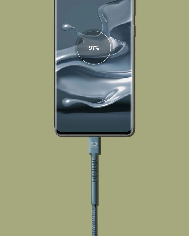 Ładowanie smartfona, z włożonym niebieskim kablem, a ekran pokazuje 97% naładowania.