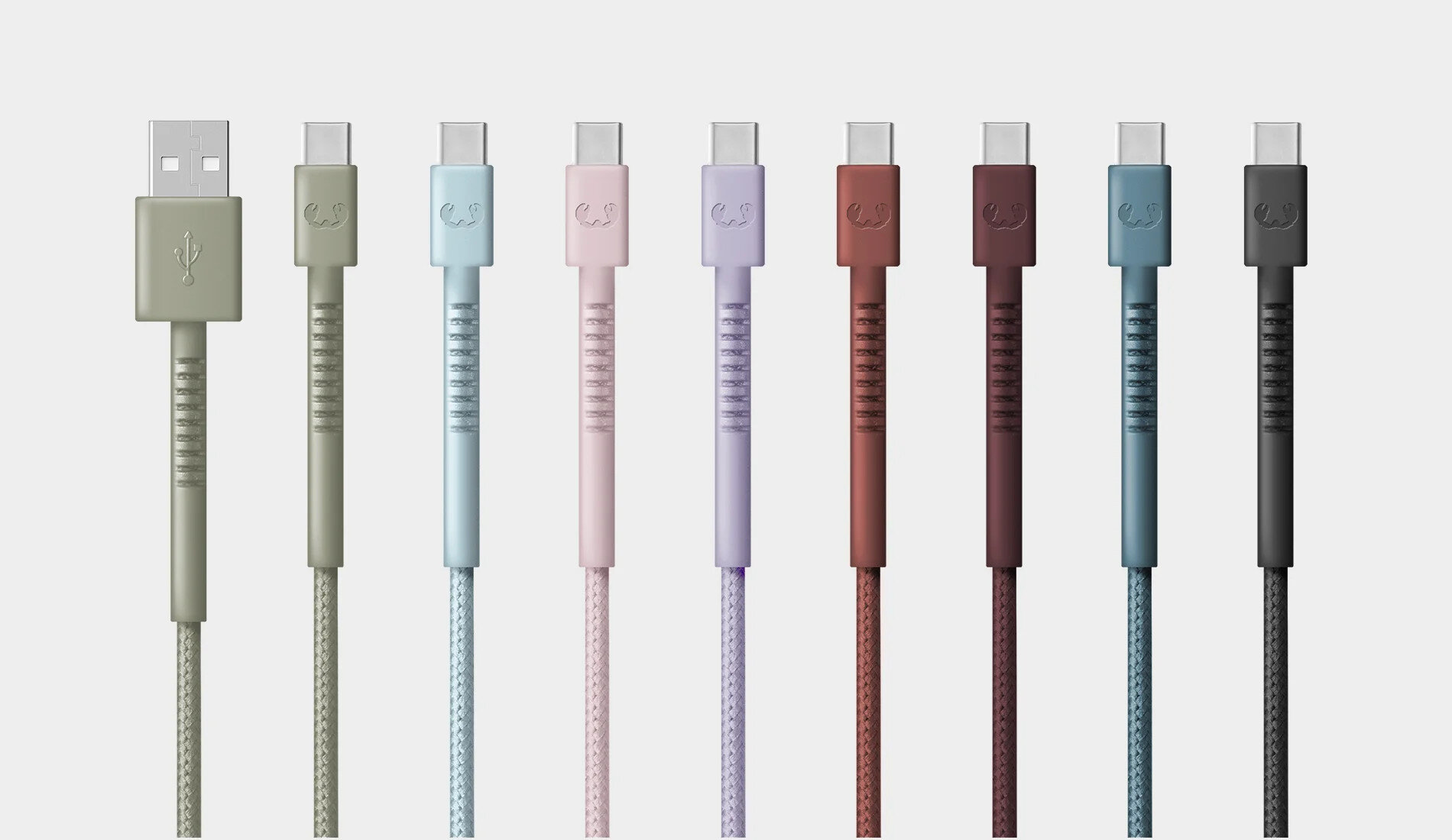 Dziewięć kolorowych kabli ładujących w rzędzie. USB do USB-C. Kolory to szary, zielony, niebieski, różowy, fioletowy, brązowy, morski i czarny.