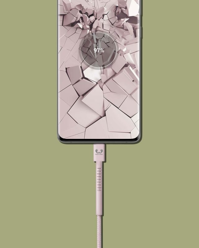 Smartfon ładujący się na różowym kablu. Ekran pokazuje procent naładowania: 97%.