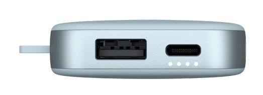 Mały, jasnoniebieski power bank z portami USB i USB-C. Biała powierzchnia z czterema diodami.