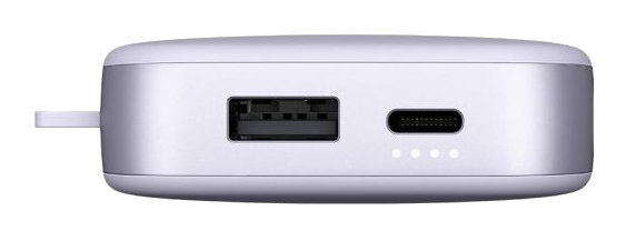 Mały, jasnofioletowy power bank z portami USB i USB-C. Biała powierzchnia z czterema diodami.