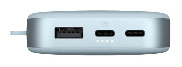 Jasnoniebieski power bank z portami USB i USB-C, na białym tle.
