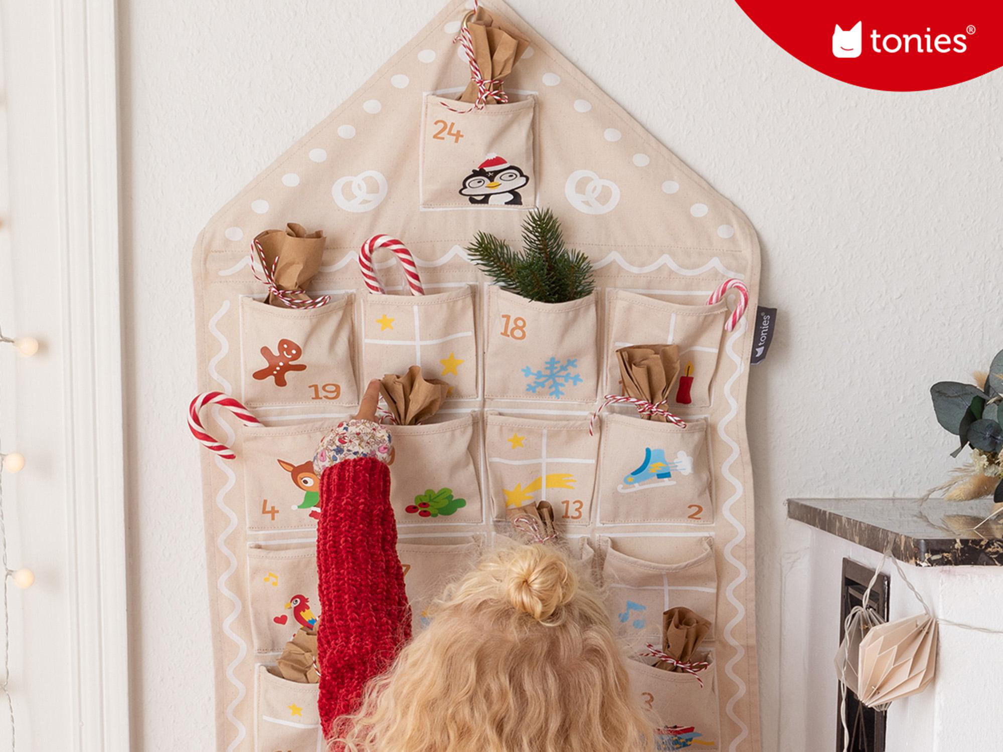 Adventskalender an der Wand, mit kleinen Geschenken und Dekorationen.