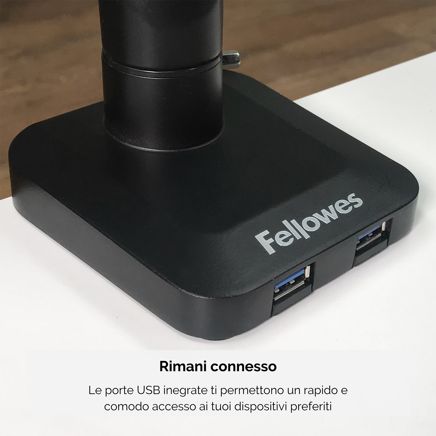 Hub USB Fellowes nero con porte USB su una superficie bianca.