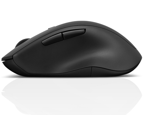Un ratón de computadora negro con dos botones y una rueda de desplazamiento, en superficie blanca.