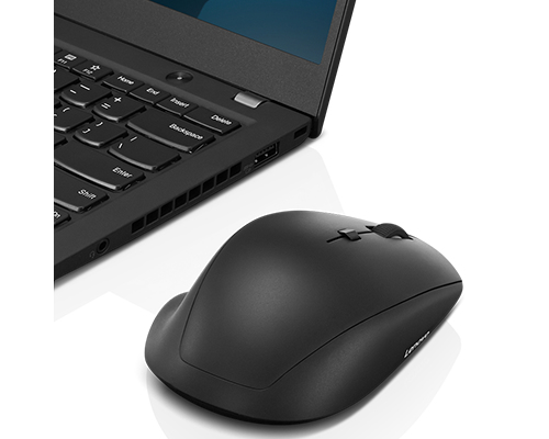 Un ratón negro junto a un teclado de ordenador portátil negro.