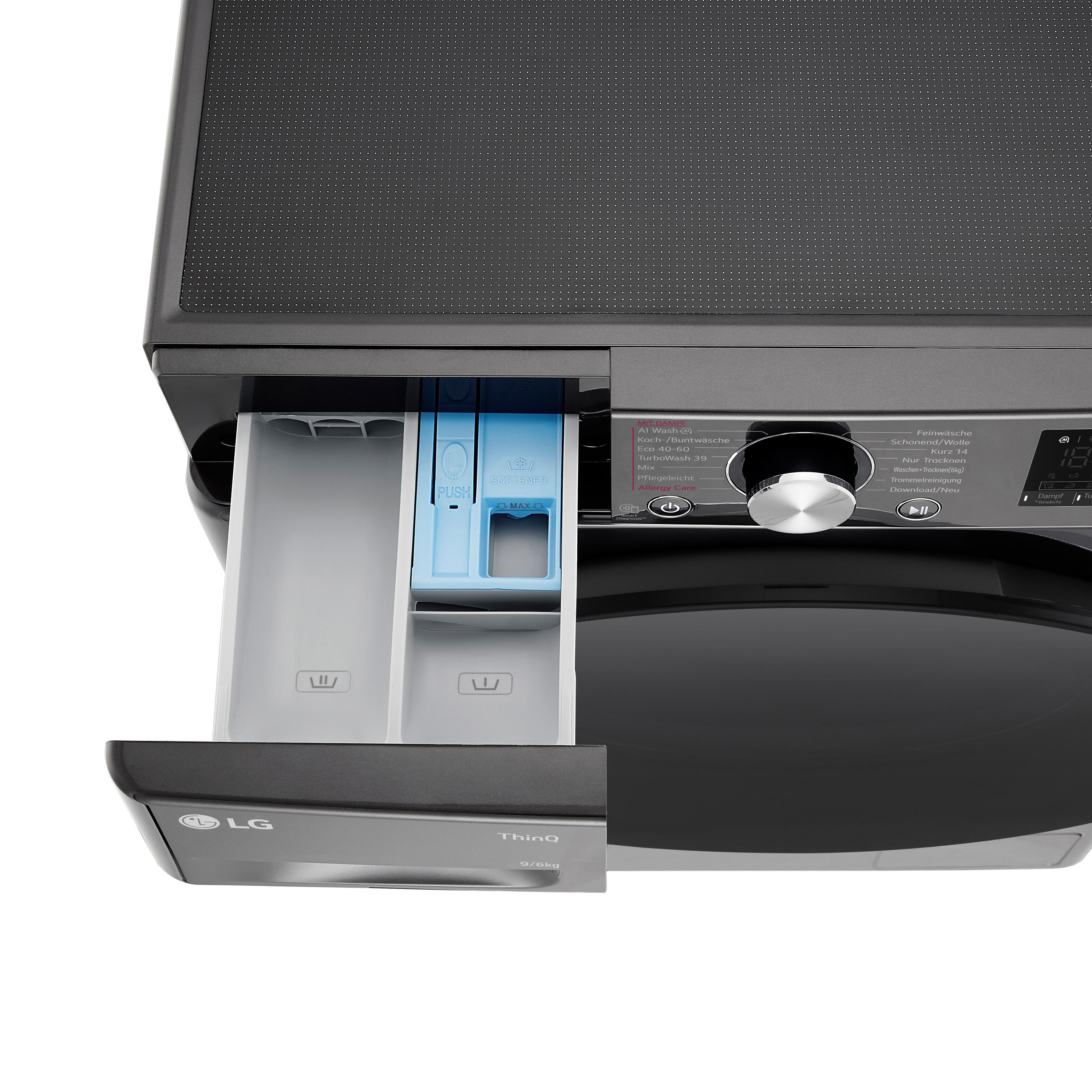 Eine Waschmaschinenschublade mit drei Fächern, herausgezogen. Schwarze Maschine.