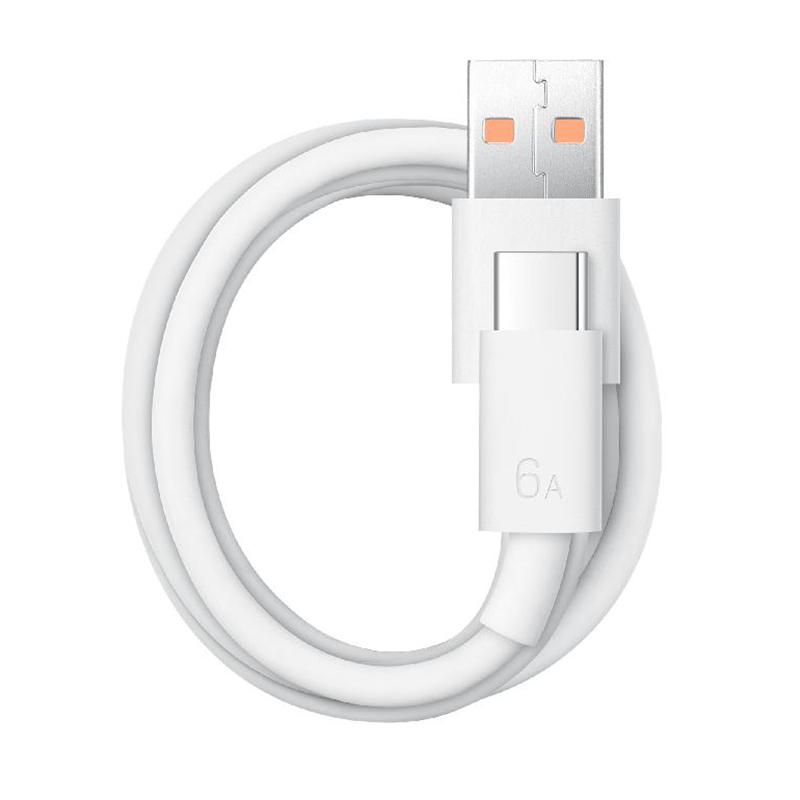Fehér USB-kábel USB-A és USB-C csatlakozóval.