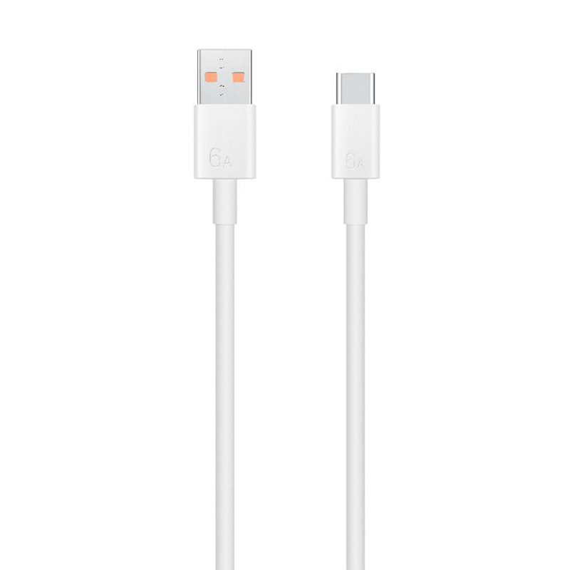 Fehér USB-C töltőkábel, egyenesen, fehér háttérrel.