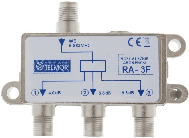 Srebrny rozdzielacz kablowy z trzema złączami i tekstem na froncie. Białe tło.