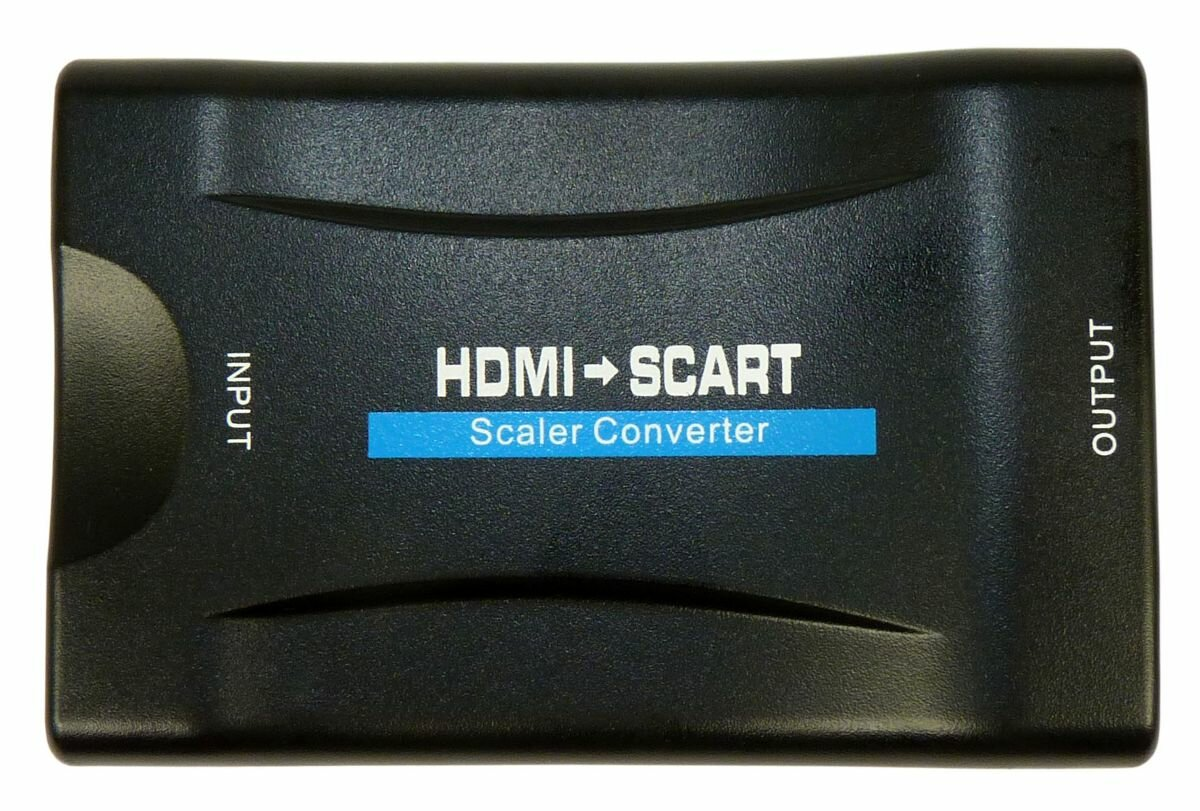 Czarny konwerter HDMI na SCART. Widoczny tekst "HDMI -<gt/> SCART".