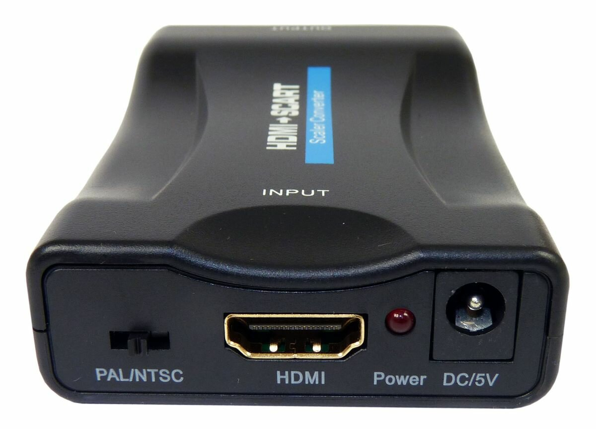 Czarny konwerter HDMI na SCART z wejściami, wyjściami i zasilaniem.