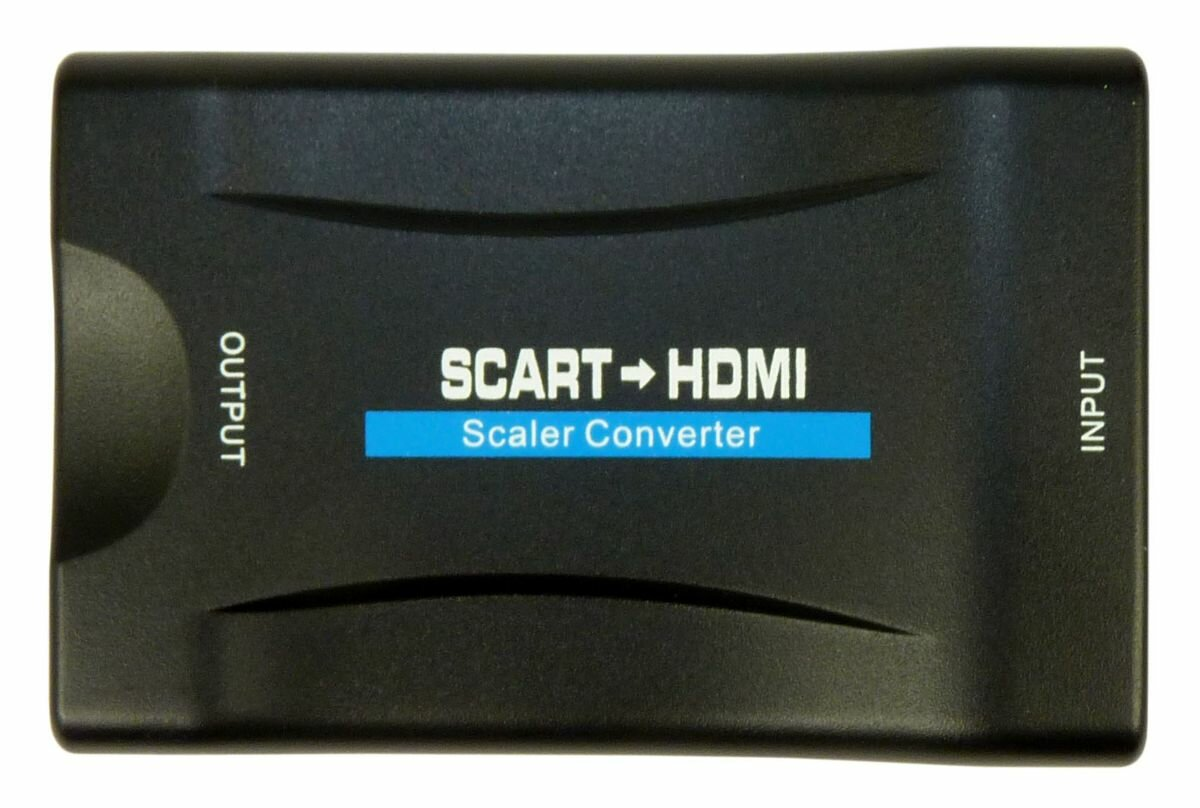 Czarny konwerter SCART na HDMI. Posiada etykiety 'OUTPUT', 'SCART-<gt/>HDMI' i 'INPUT'.
