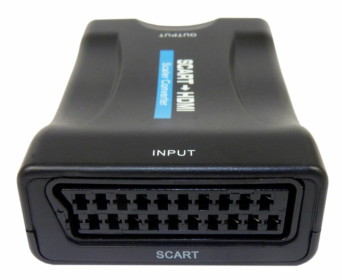 Czarny konwerter SCART na HDMI z etykietami wejścia i wyjścia, widok z perspektywy.