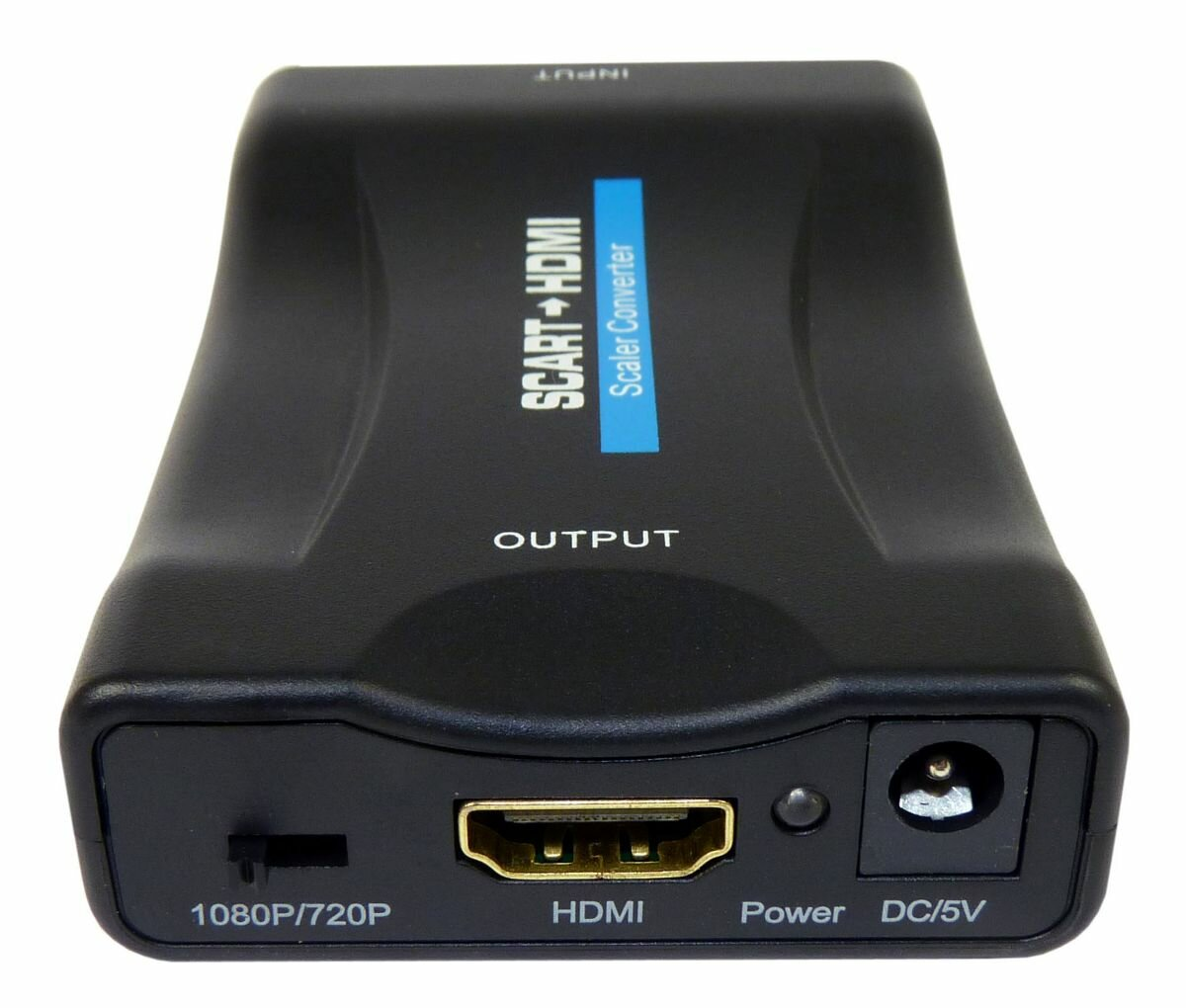 Konwerter SCART na HDMI, czarny. Posiada porty HDMI i zasilania. Białe tło.