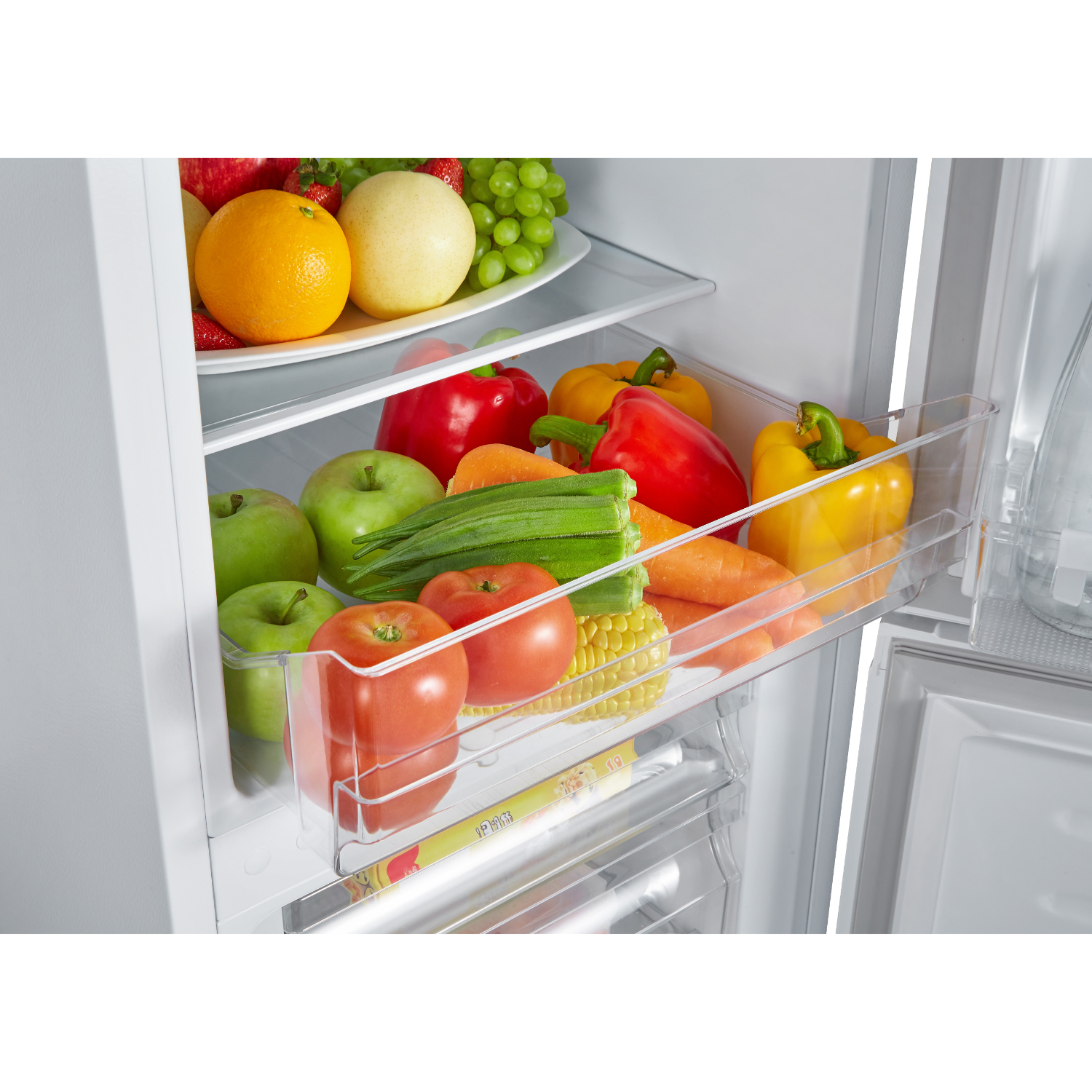Koelkastplanken vol met groenten en fruit. Verscheidenheid aan kleuren, doorzichtige plastic lades.