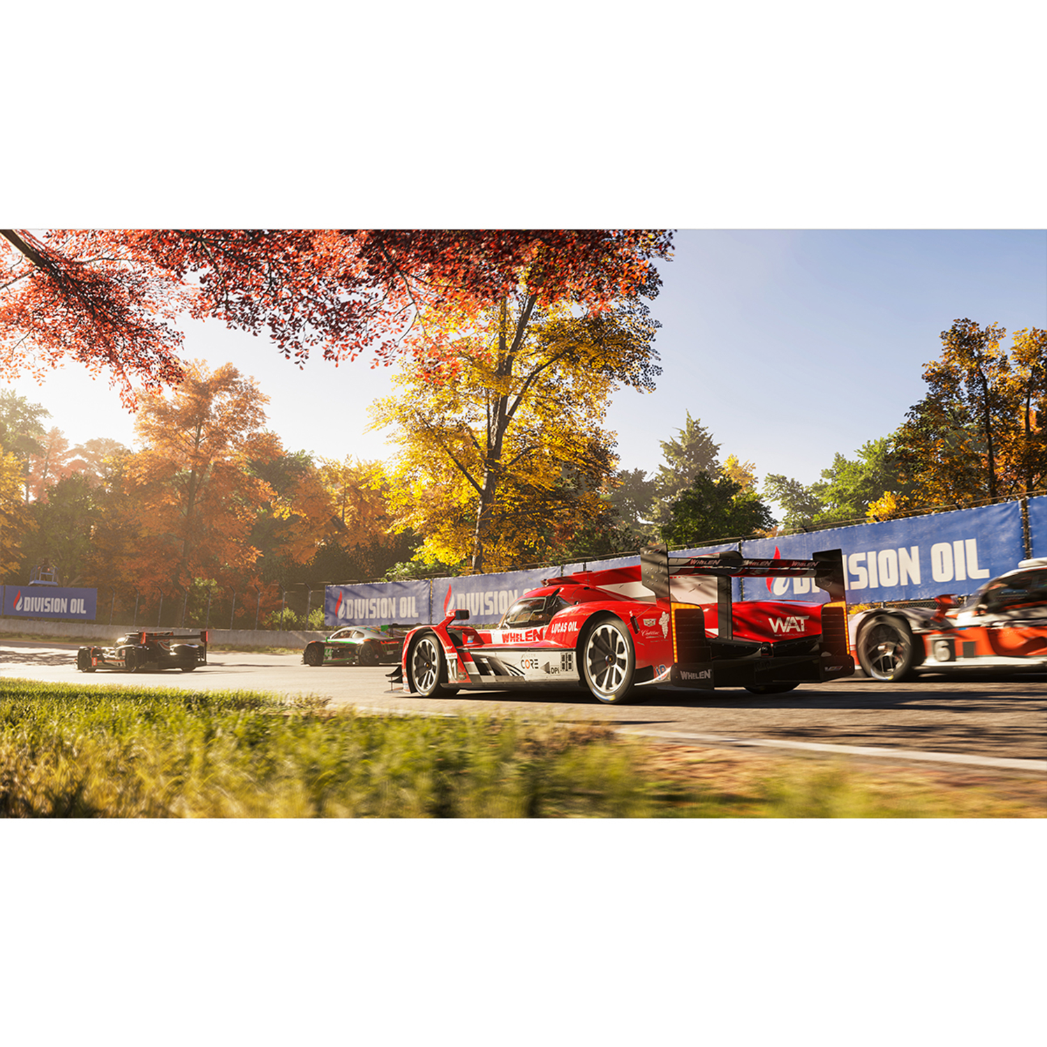 Raceauto's op een baan met bomen op de achtergrond. De lucht is helder en de scène zonnig.