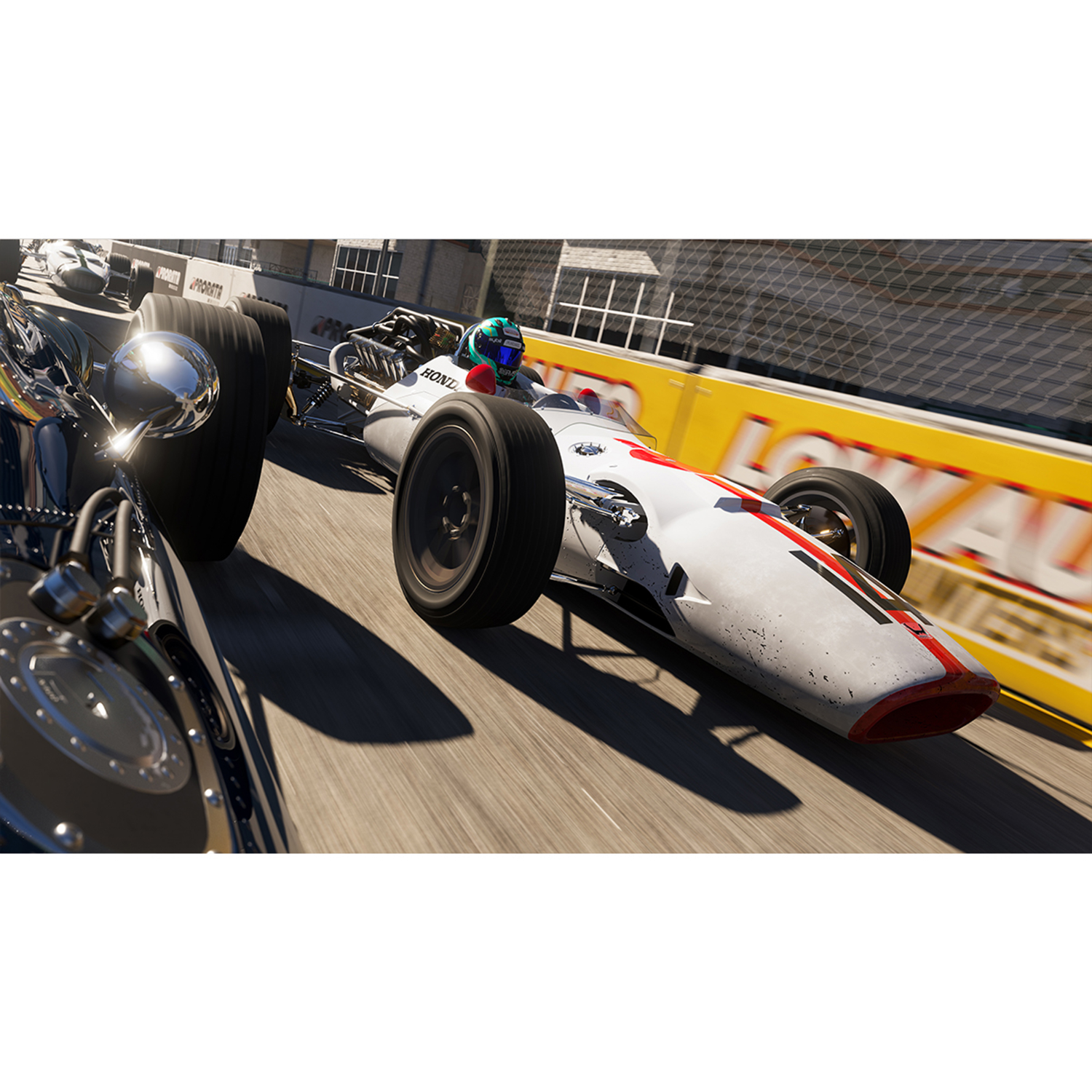 Raceauto's op een circuit. Een witte raceauto met rode strepen staat op de voorgrond.