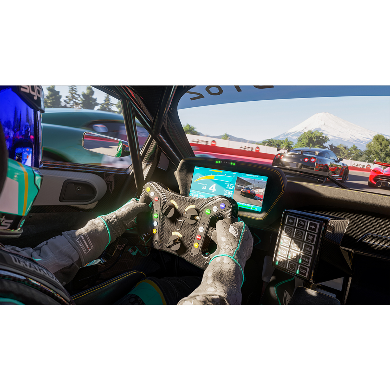 Een autocoureur in een cockpit, zicht op de baan en een berg.