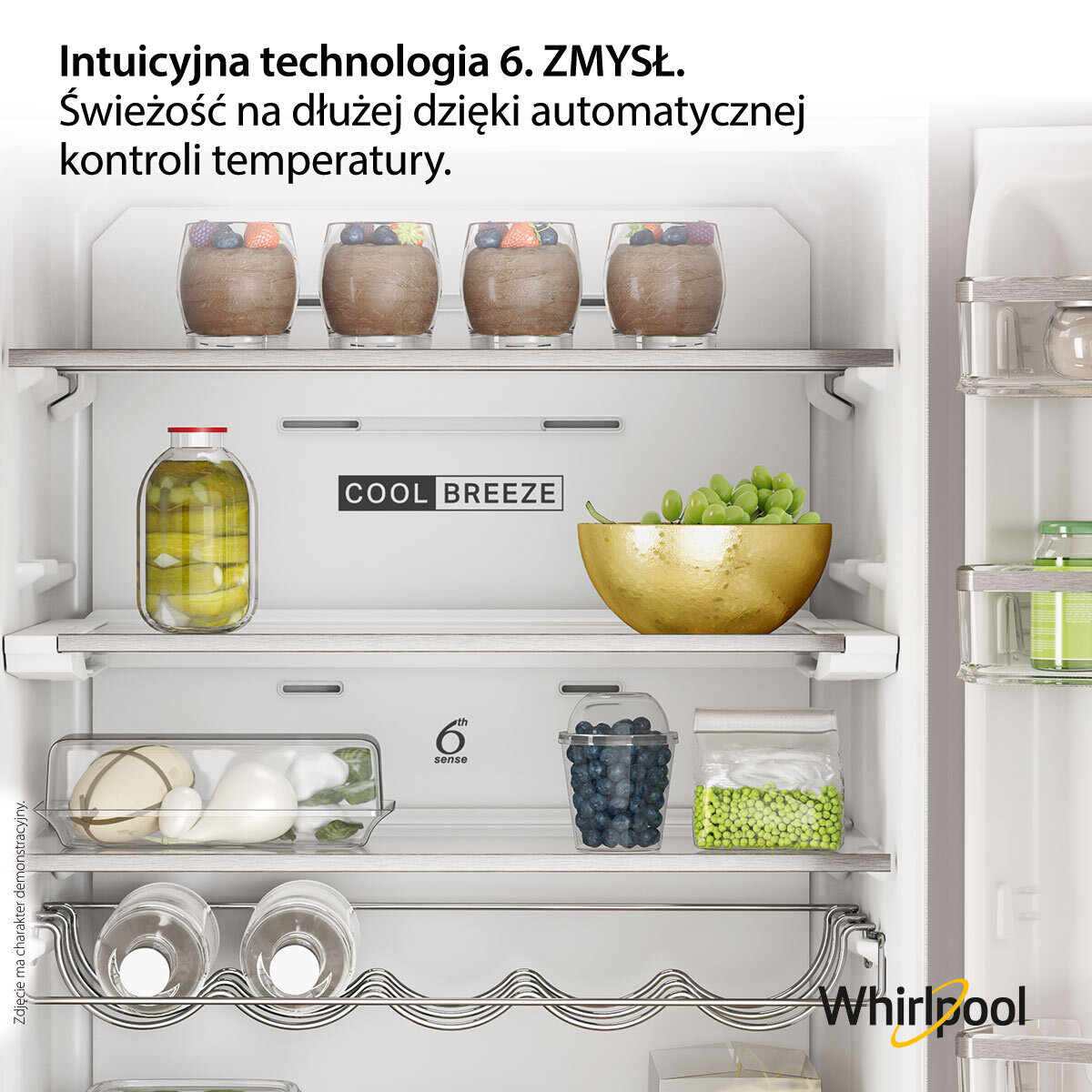 Wnętrze lodówki z półkami pełnymi jedzenia, w tym deserów i owoców.