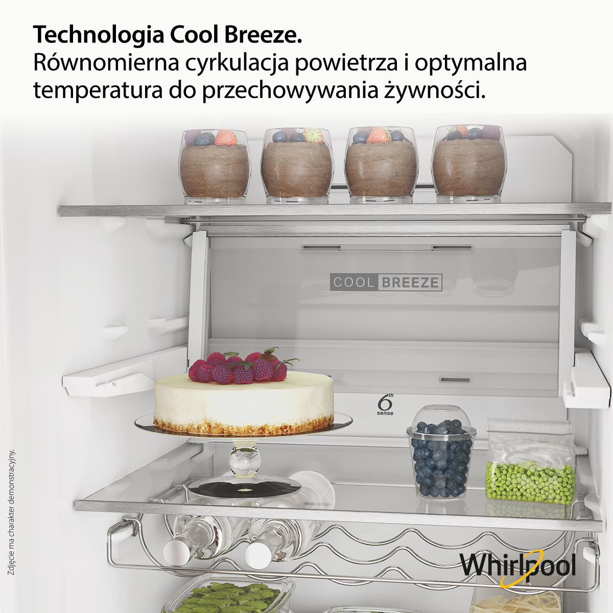Wnętrze lodówki z deserami, ciastem i owocami. Tekst: Cool Breeze, 6th sense.