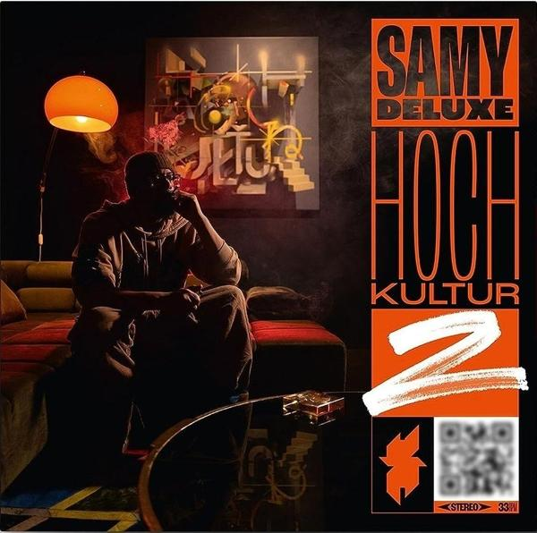 Albumcover von Samy Deluxe's Hochkultur. Ein Mann sitzt rauchend. Orange-schwarzes Design.