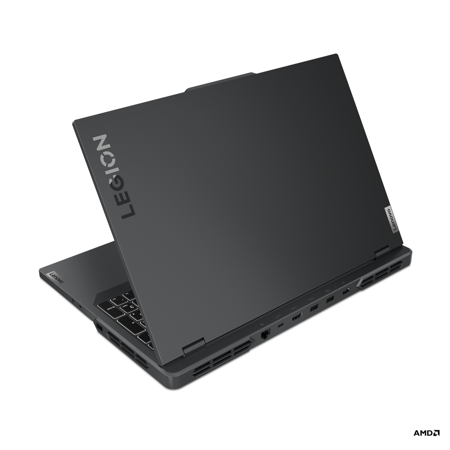 Zwarte laptop, onder een hoek open, met de achterkant van het scherm met het woord LEGION en het Lenovo-logo.