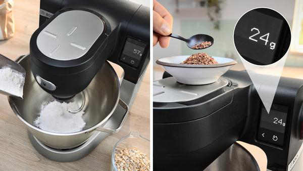 Eine schwarze Küchenmaschine. Die Maschine wiegt Gewürze. Ein digitales Display zeigt das Gewicht.
