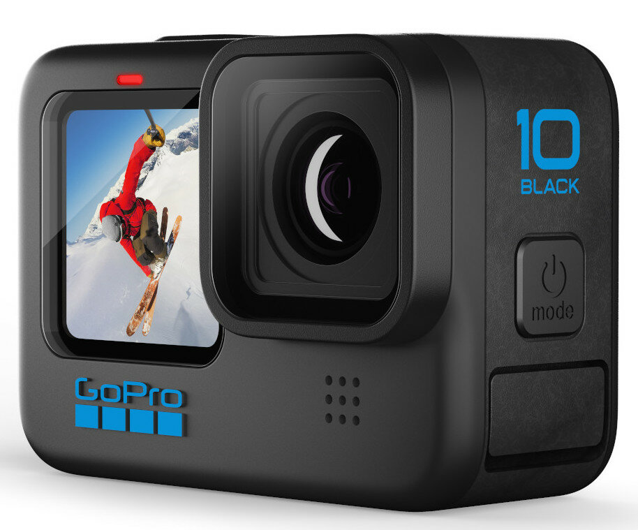 Czarna kamera GoPro, ekran pokazuje narciarza, na białym tle.