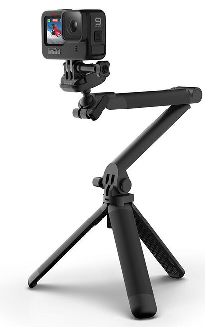 Czarna kamera sportowa na statywie, skierowana w stronę widza.