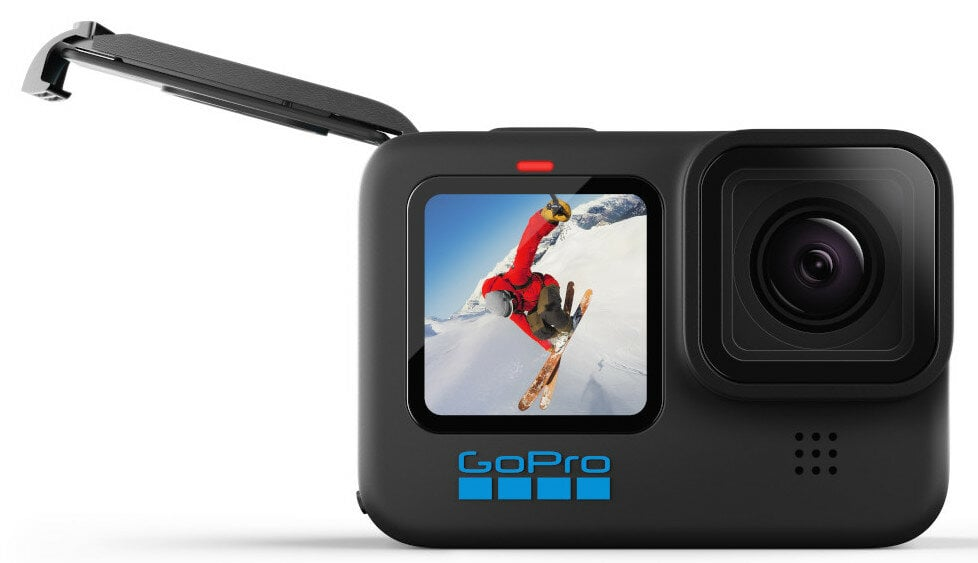 Czarna kamera GoPro z otwartą osłoną. Obraz narciarza w powietrzu na ekranie. Białe tło.