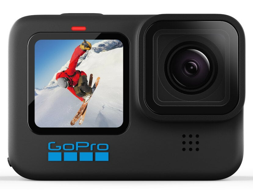 Czarna kamera GoPro wyświetla narciarza na ekranie, pochylona w prawo.