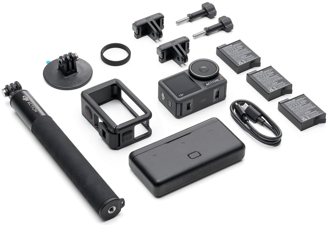Zestaw kamery akcji DJI z akcesoriami, w tym kamerą, bateriami i uchwytem, ​​wszystko na białym tle.