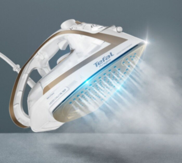 Białe i złote żelazko z wydobywającą się parą. Niebieskie akcenty, szare i ciemne tło.