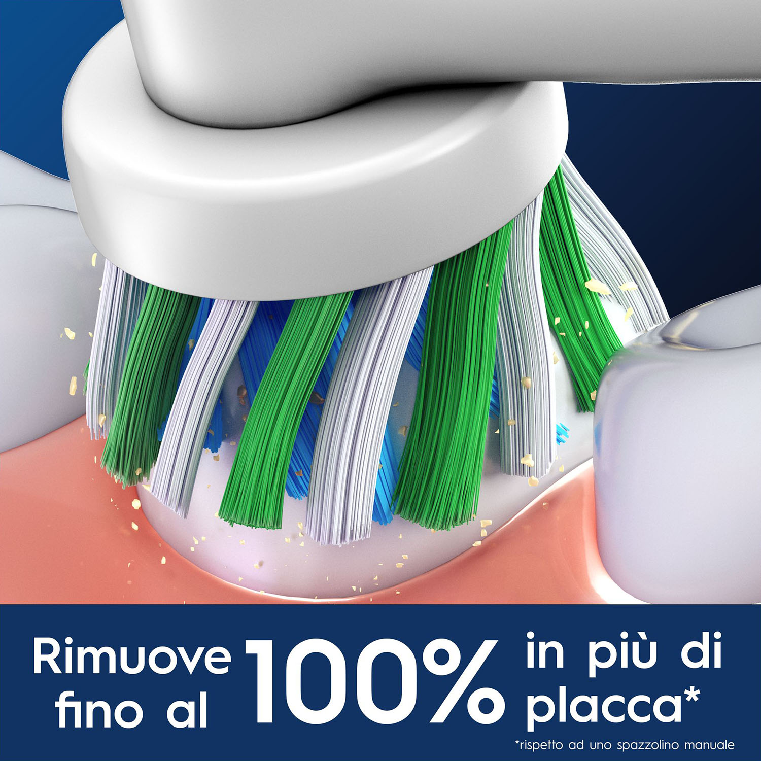 Primo piano di uno spazzolino elettrico che pulisce i denti, mostrando setole e testo di rimozione della placca.