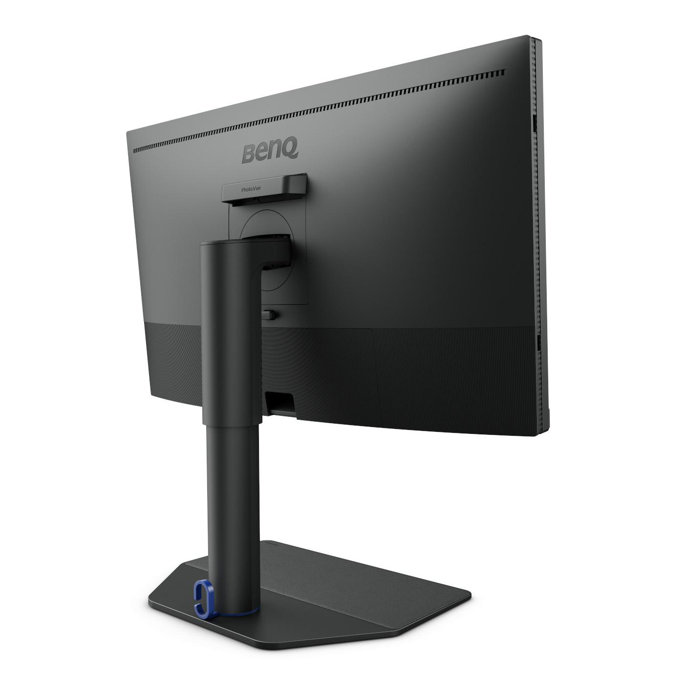 Die Rückseite eines schwarzen Monitors mit dem BenQ-Logo. Ständer und Sockel sind ebenfalls sichtbar.