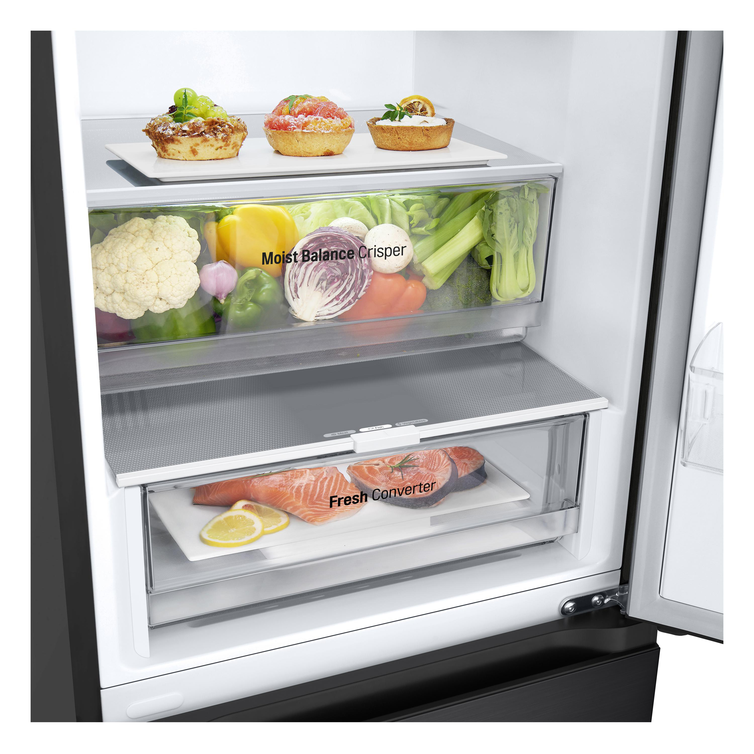 Kühlschrankinnenraum mit Gemüseschubladen, Gemüse und Obst enthalten.