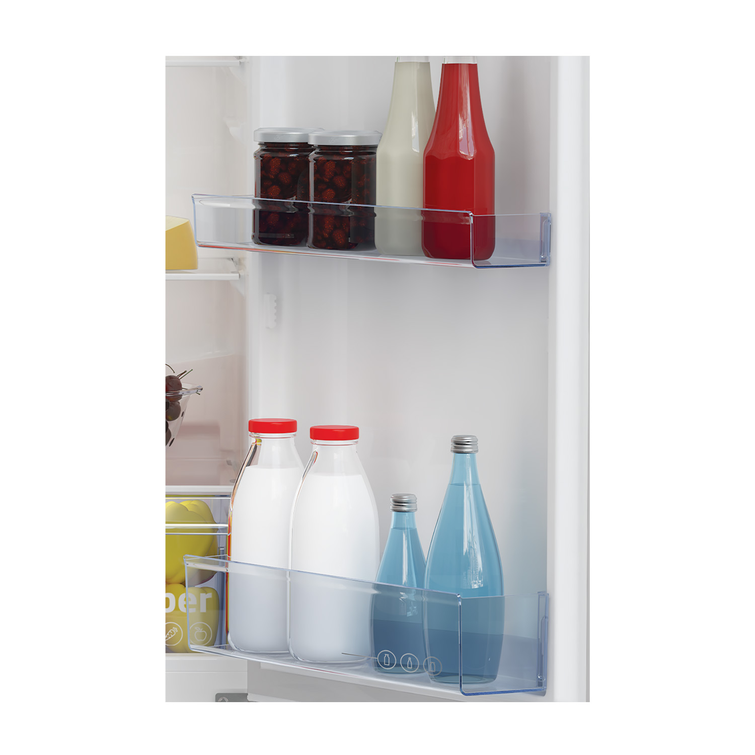 Interno frigorifero: vasetti, bottiglie bianche e rosse sugli scaffali, bottiglie di latte e acqua blu.
