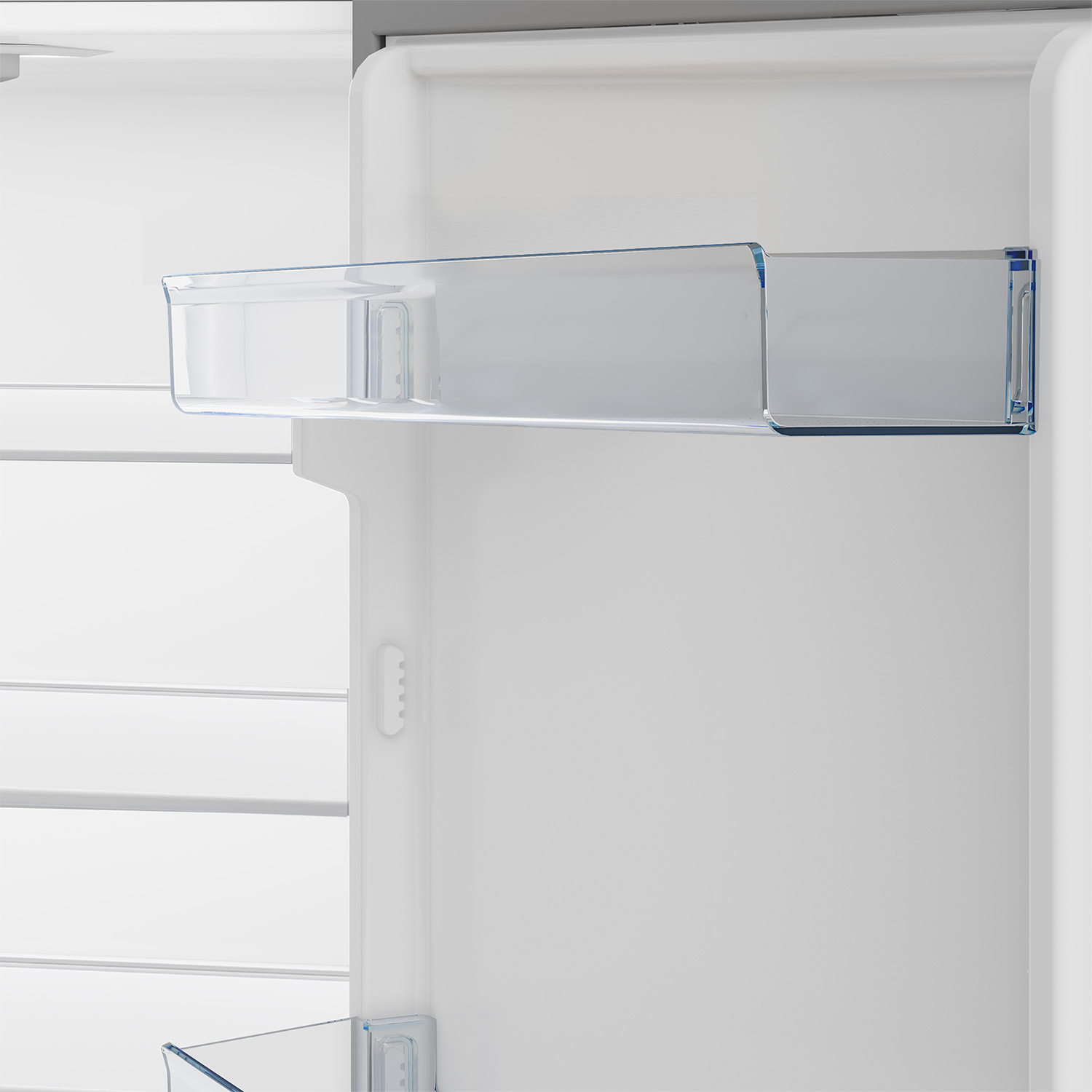Un frigorifero aperto con ripiani trasparenti. L'interno è bianco.