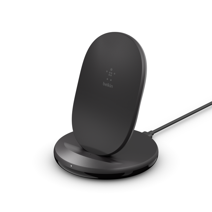 Siyah kablosuz şarj standı. Dairesel bir tabana ve Belkin logosu bulunan, eğimli, oval bir şarj yüzeyine sahiptir.