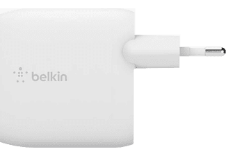 Beyaz Belkin duvar şarj cihazı ve fiş. Belkin logosu şarj cihazının gövdesinde.