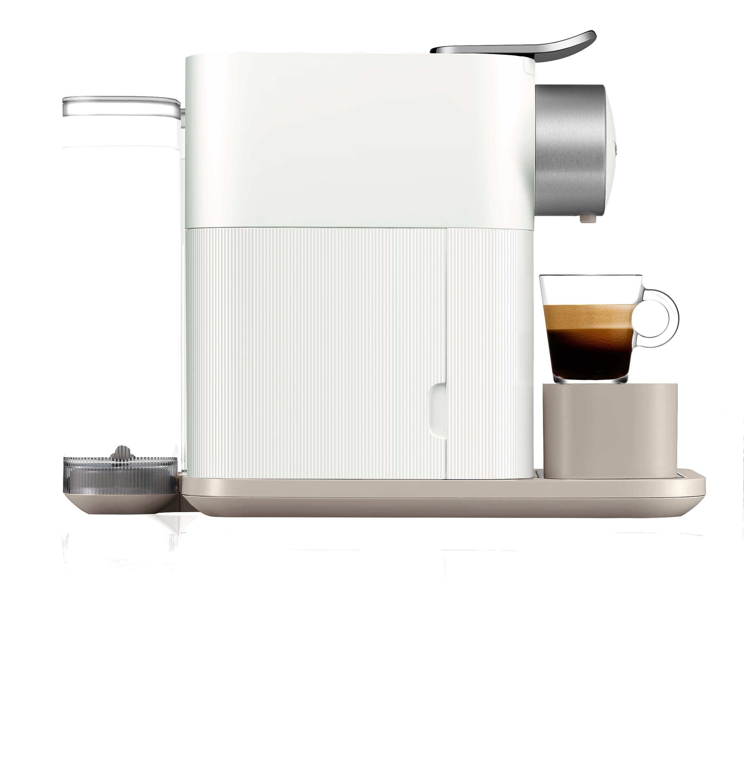 Eine weiß-silberne Kaffeemaschine mit einer Tasse Espresso auf dem Tablett.