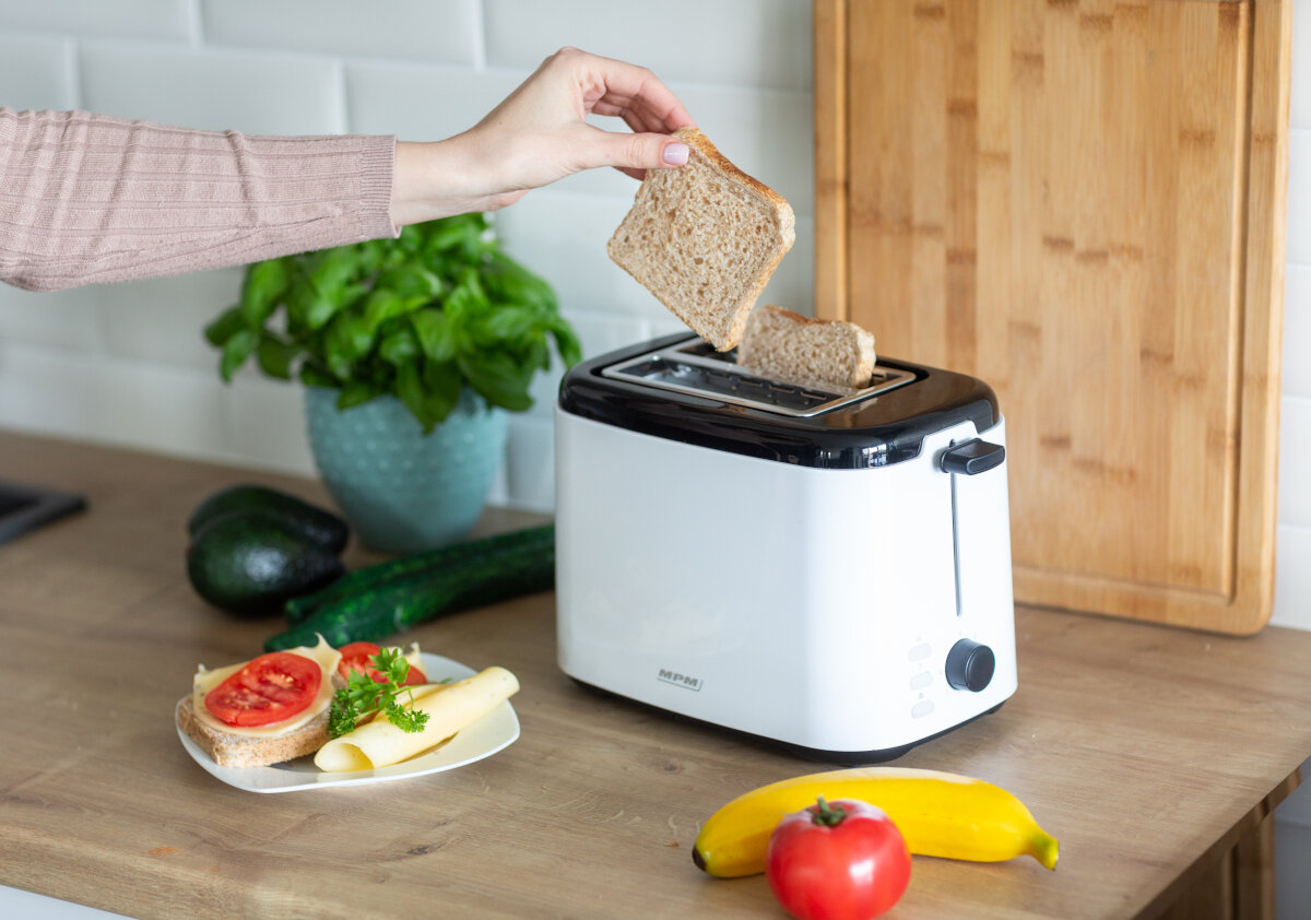 Widok od spodu szarej klawiatury komputerowej z logo CHERRY KW 9100 SLIM.