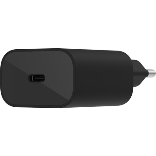 Siyah bir USB-C duvar şarj cihazı, önden görünüm.