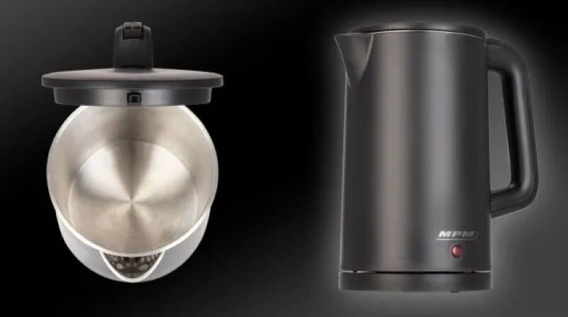 Dwa widoki czarnego czajnika elektrycznego: otwarty wierzch ze stalowym wnętrzem i widok zewnętrzny.