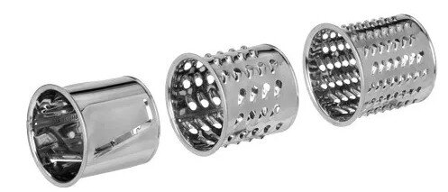 Trzy tarki ze stali nierdzewnej. Jedna ma uchwyt. Wszystkie mają otwory o różnych rozmiarach.