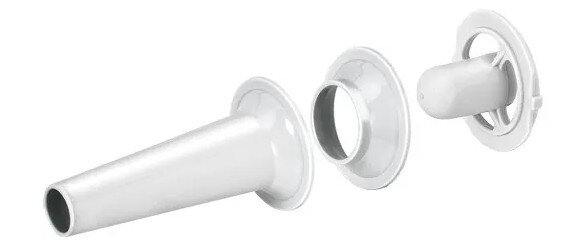 Białe akcesoria do nadziewania kiełbas: długi stożek, pierścienie i mały stożek.